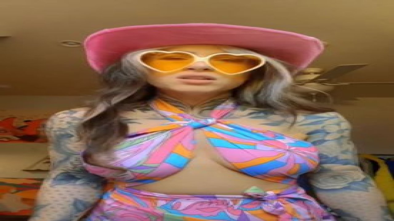 TikTok fenomeni Rebekka Blue, vücudunun parçalarını satarak kısa sürede milyoner oldu!