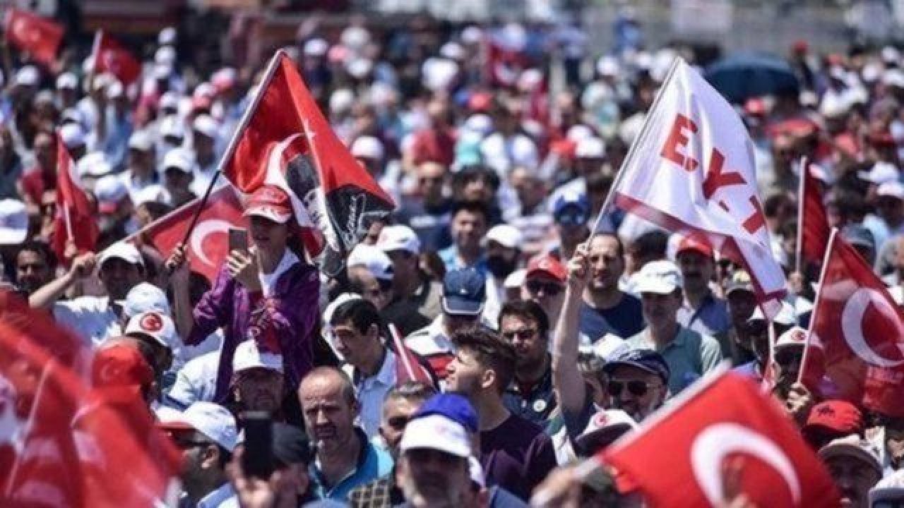 EYT öncesi kritik açıklama! Sosyal Güvenlik Uzmanı Özgür Erdursun’dan uyarı üstüne uyarı