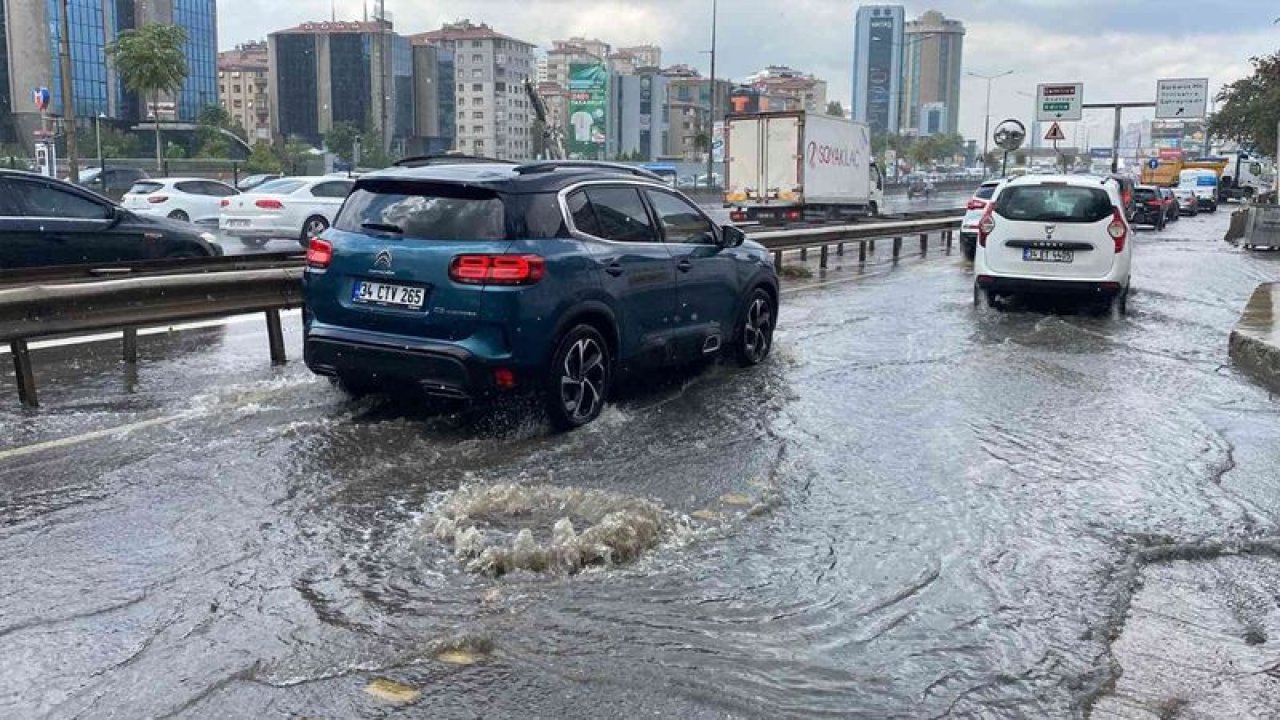 İstanbul’da yağmur bastırdı!  Ataşehir’de yollar göle döndü
