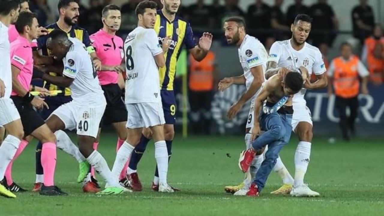 Beşiktaş’ın yıldızı Josef de Souza kırmızı kartla oyundan çıkarılması olay oldu! Siyah beyazlı takım 3 örnek vererek sitem etti!