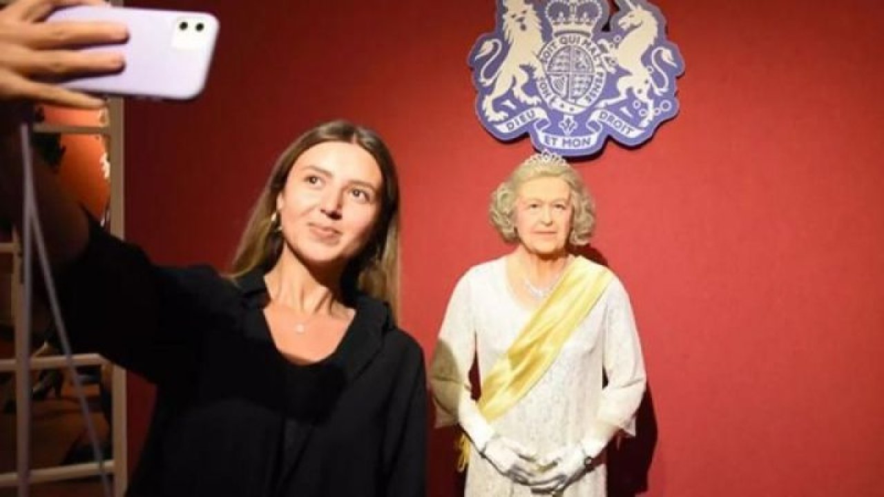 Kraliçe 2’nci Elizabeth ölünce bal mumu heykeli yoğun ilgi gördü! Vatandaşlar fotoğraf çektirme yarışına girdi!