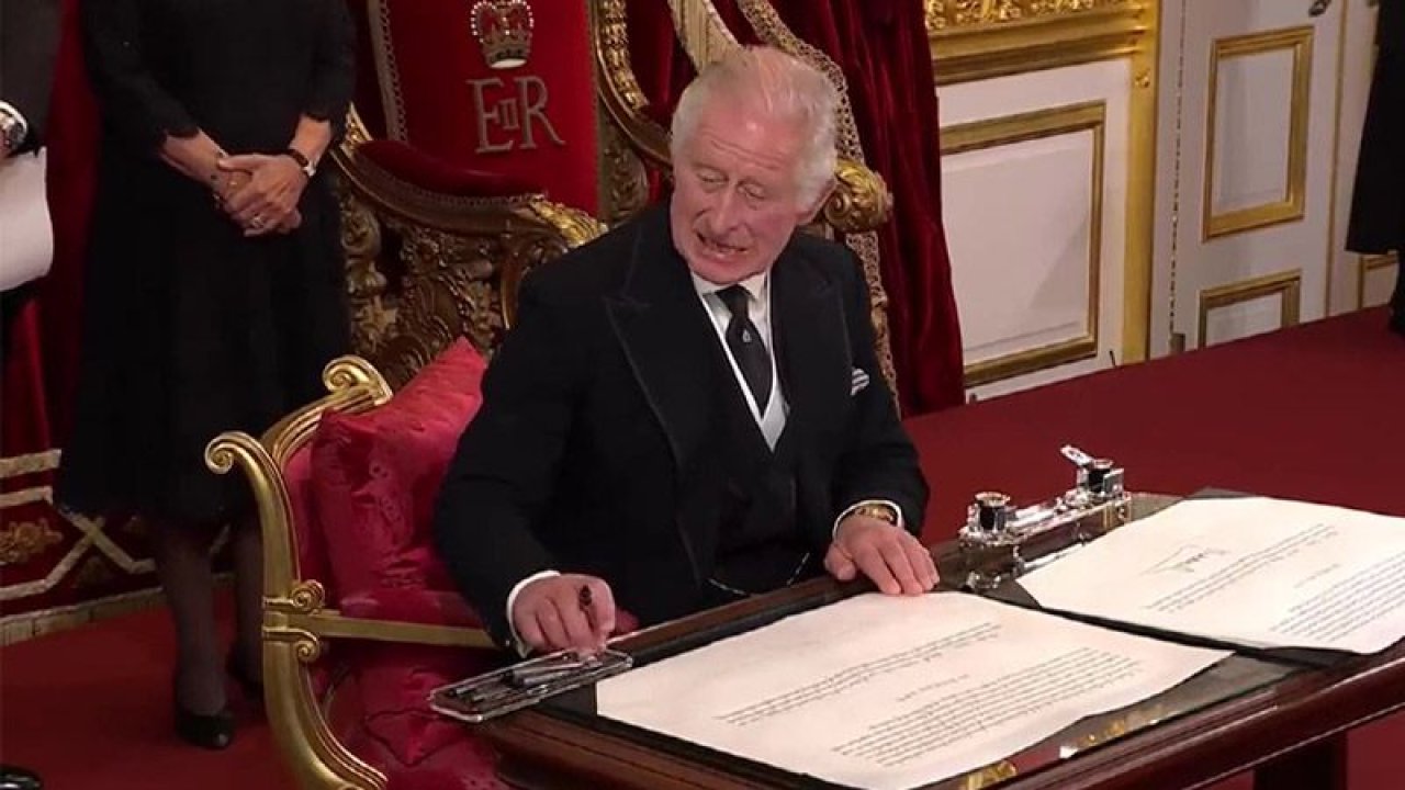 Çiçeği burnunda kraldan tepki çeken hareket! Kral 3. Charles dünya gündemine girdi