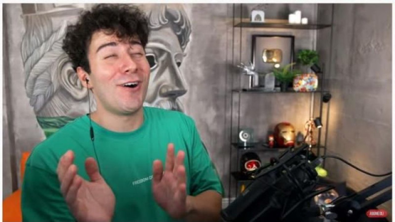 Çocukların severek takip ettiği YouTuber Enes Batur’un “2 haftada bir alkol içebilirsiniz” sözlerine tepki yağıyor!