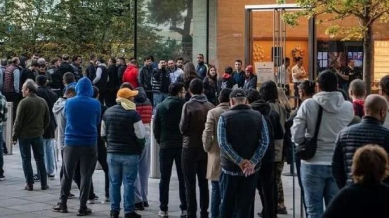 iPhone 14 Türkiye’de satışta! 57 bin TL’lik telefon için vatandaşlar uzun kuyruk oluşturdu