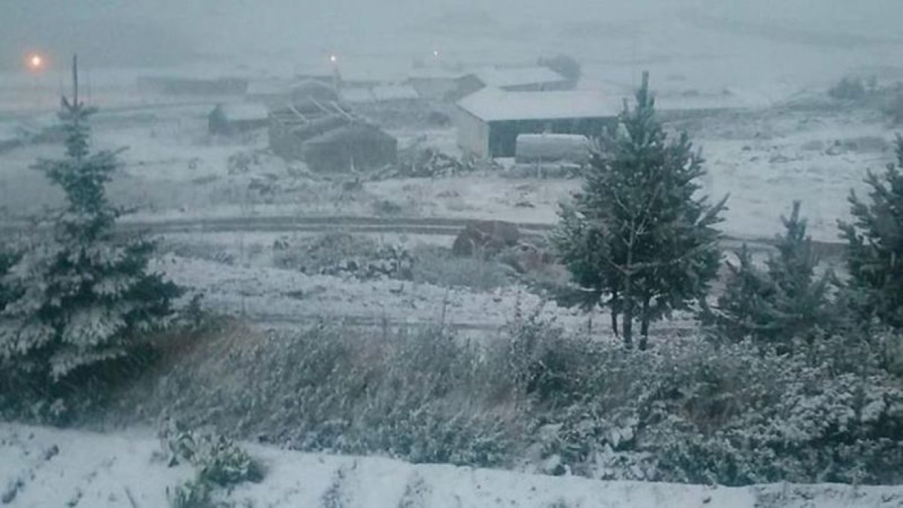 Rize’ye yılın ilk karı düştü! Vatandaşlar sevinçten tulum eşliğinde horon tepti!