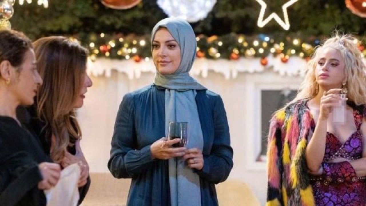 Disney Plus’ta ‘Yılbaşı Gecesi’ filmi ne zaman yayına girecek? İrem Sak’ın tesettürlü hali büyük beğeni topladı!