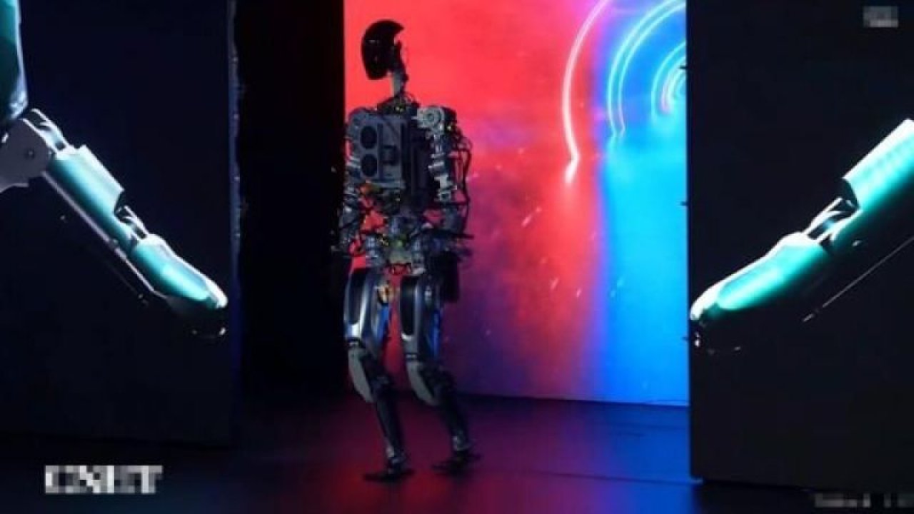 Tesla CEO’su Elon Musk, ‘insansı robot’ Optimus’u tüm dünyaya tanıttı! İşte yetenekleri ve fiyatı