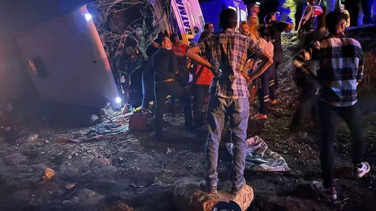 Şanlıurfa’da feci kaza! Yolcu otobüsü ve kamyonet şarampole uçtu! Sonrası korkunç! 25 kişi…