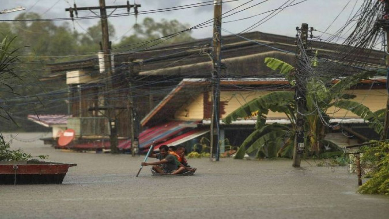 Tayland’da etkili olan Noru Tayfunu şiddetli yağışlara yol açtı