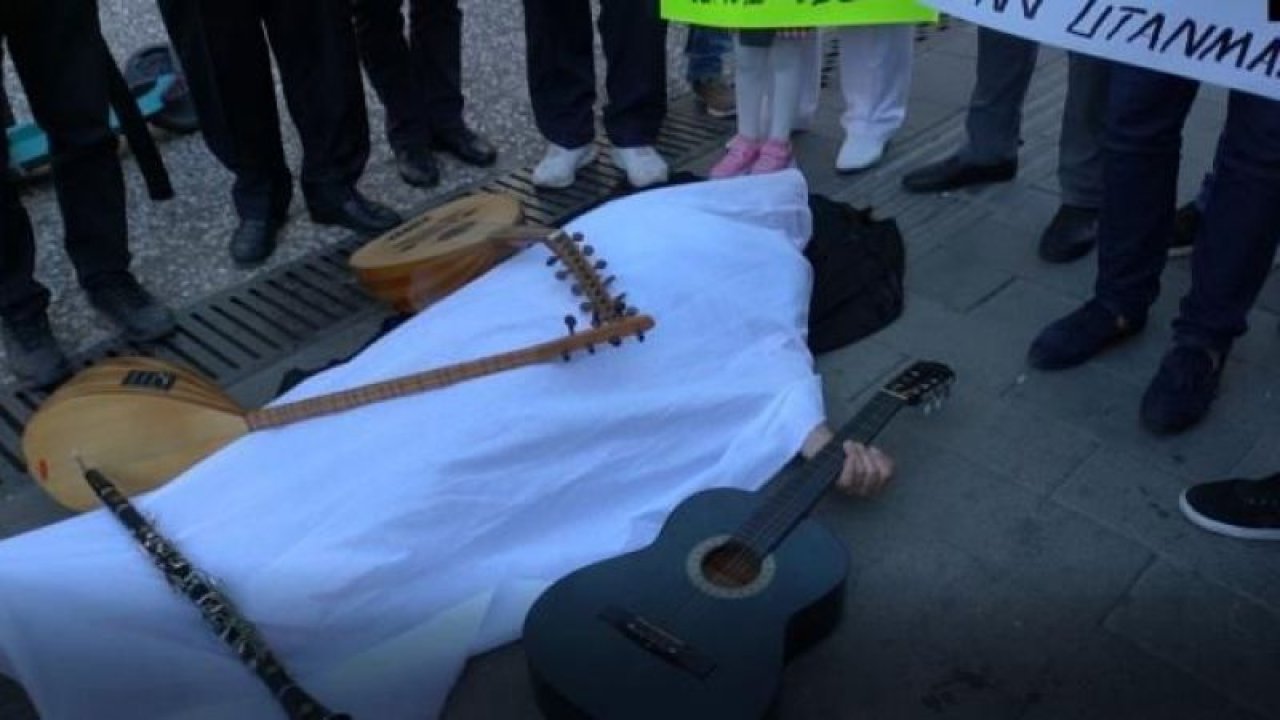 Müzisyenler öldürülen Onur Şener için sokağa çıktı! Elinde gitarı üstünde kefeni ile…