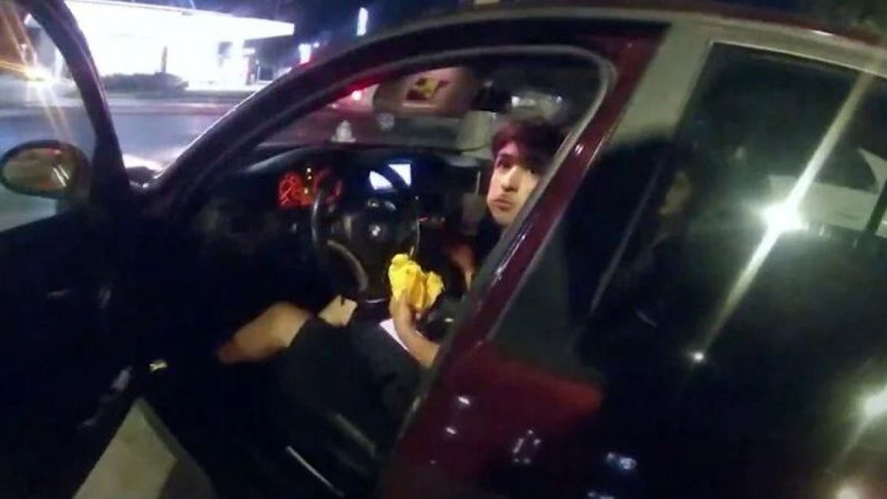 Skandal görüntü ABD’den!  Polis, aracında yemek yiyen genci acımadan kurşun yağdırdı!