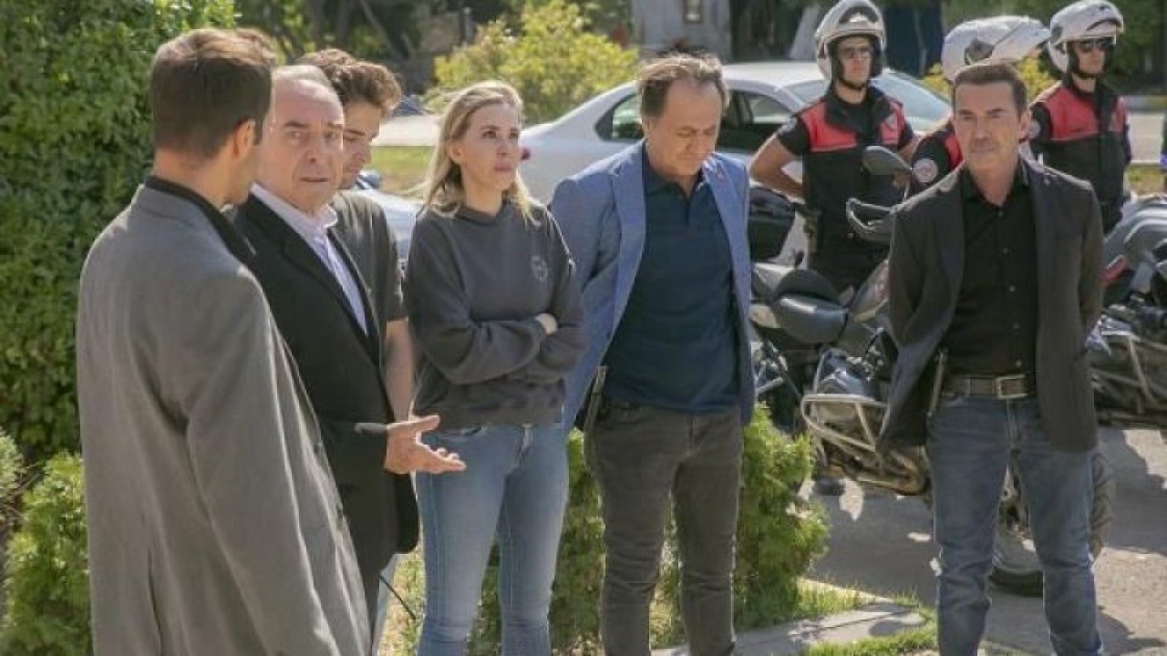 Arka Sokaklar’ın yeni sezon afişi yayınlandı! Sevilen ismin çıkması seyirciyi hayal kırıklığına uğrattı