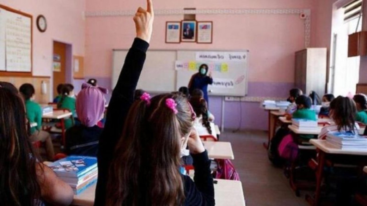 Skandalın böylesi! İlkokul öğrencilerine cinsel içerikli oyuncak dağıtıldı! Bunu gören MEB soruşturma başlattı