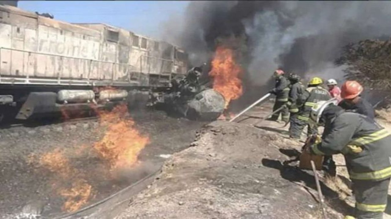 Meksika’da yük treni gaz tankerine çarptı: 50 araç ve 120 ev hasar gördü