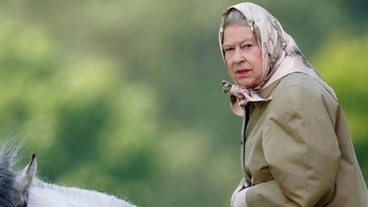 İngiltere Kralı Charles, annesi Kraliçe Elizabeth’in yarış atlarını satışa çıkarttı!