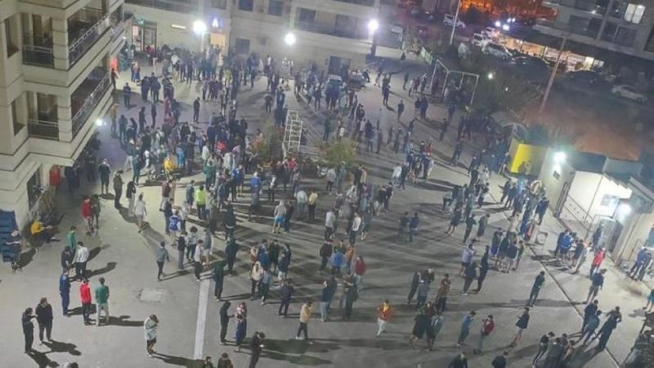 İzmir’de gece yarısı yaşanan şiddetli deprem panik yarattı! 3 kişi yaralandı!