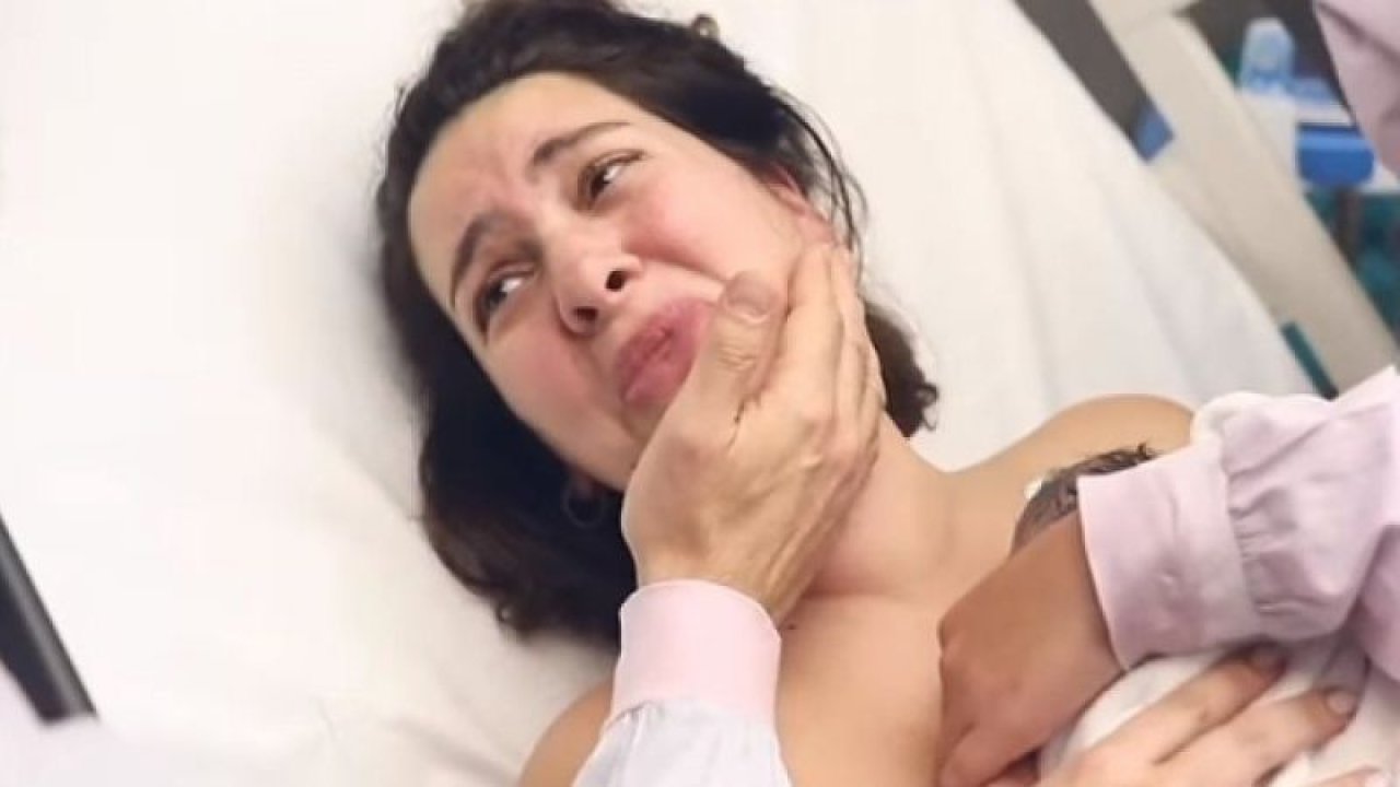 Bergüzar Korel en özel anını paylaştı! Kızı Leyla’yı dünyaya getirdiği anlar herkesi duygulandırdı
