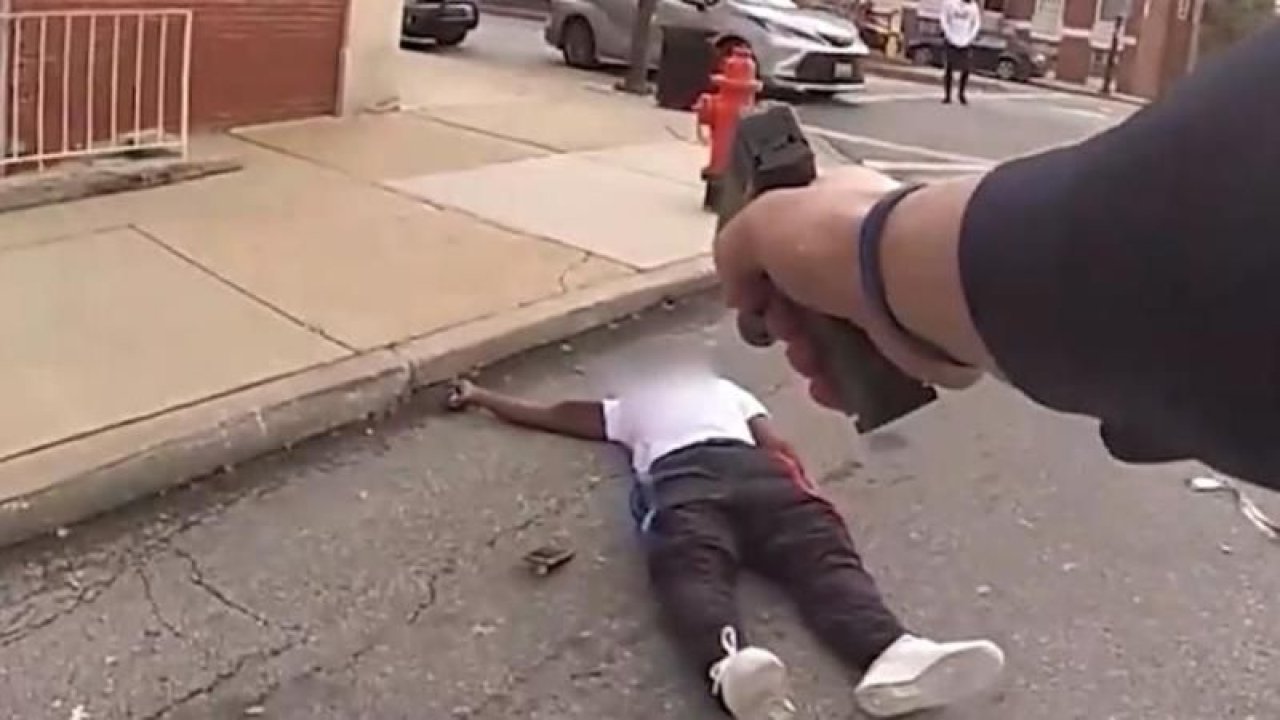 ABD polisi, yerde yatan bıçaklı saldırganı bir şarjör mermi sıktı! Binlerce tepki yağıyor!