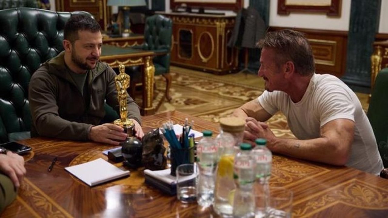 Daha önce böyle hediye görülmedi! Hollywood yıldızı Sean Penn, Zelenski’ye Oscar’ını hediye etti!