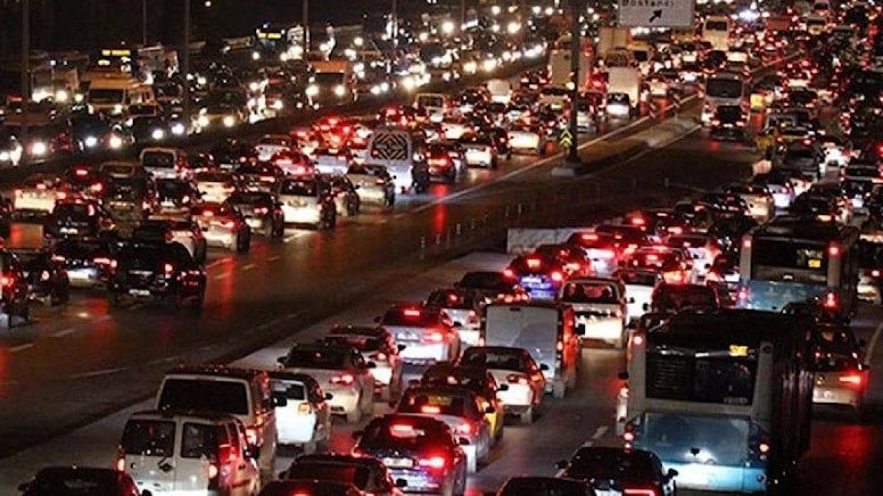 İstanbul’da trafik kilitlendi! Arabalar olduğu yerde kaldı!