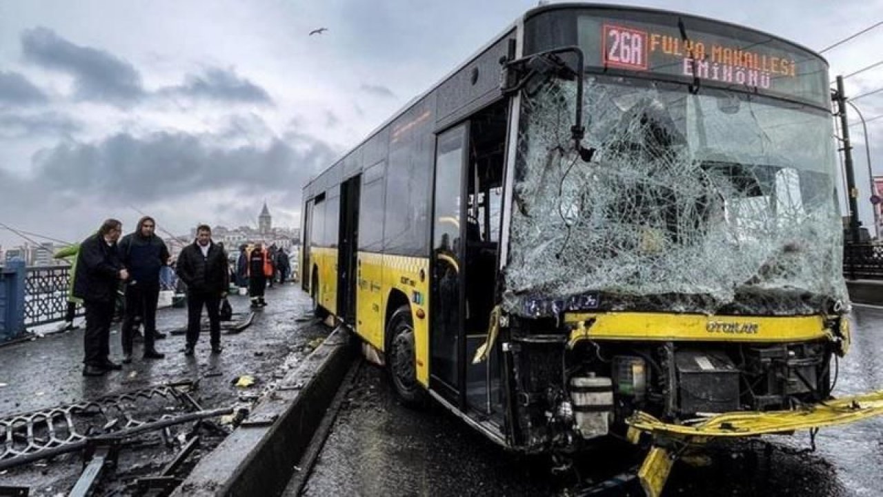 Eminönü’nde korkunç kaza! İETT otobüsü Galata Köprüsündeki vatandaşlara daldı!