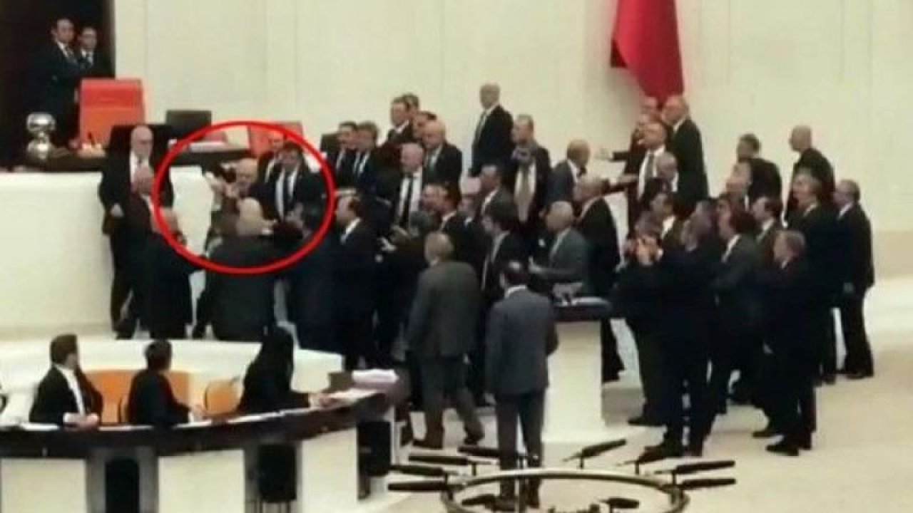 TBMM’de yumruklu kavga! 1 milletvekili hastaneye kaldırıldı! İşte görüntüler