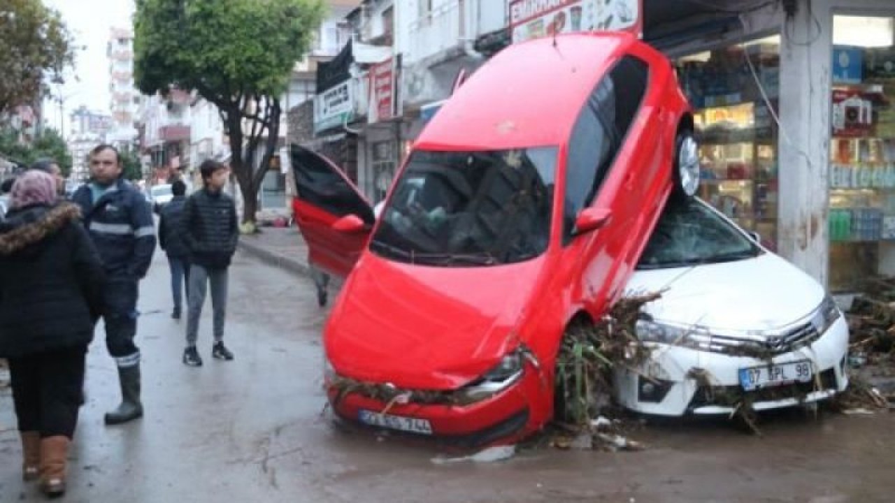 Antalya’yı dün gece sel vurdu! Sabah ışıkları felaketi gün yüzüne çıkarttı! İşte o kareler!