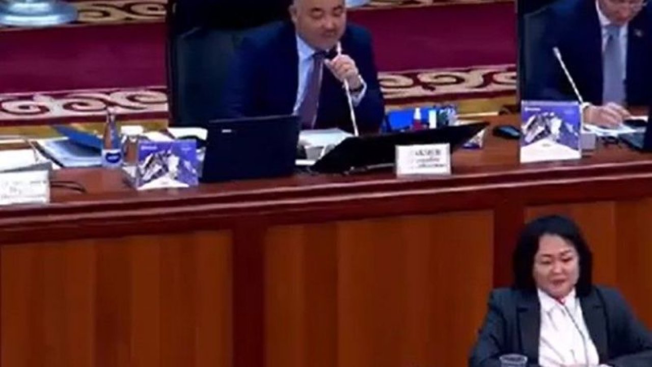 Kırgızistan Meclisi’nde Rusça konuşan vekile müdahale: Memleketimizin dilini konuşun