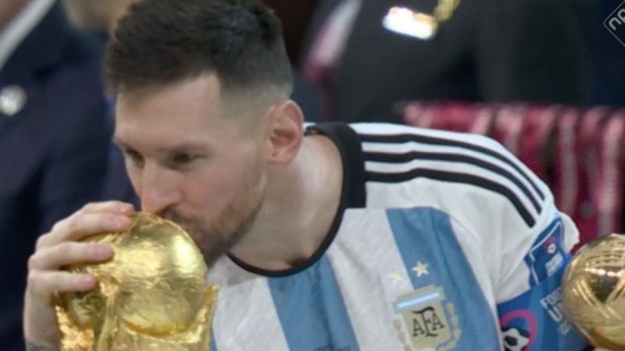 2022 FIFA Dünya Kupası’nın sahibi Arjantin oldu! Messi kupayı öpmeye doyamadı!
