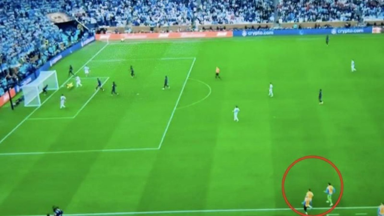 Dünya Kupası’nda  Arjantin’e şampiyonluğu getiren Messi golünde kural hatası mı yaptı?