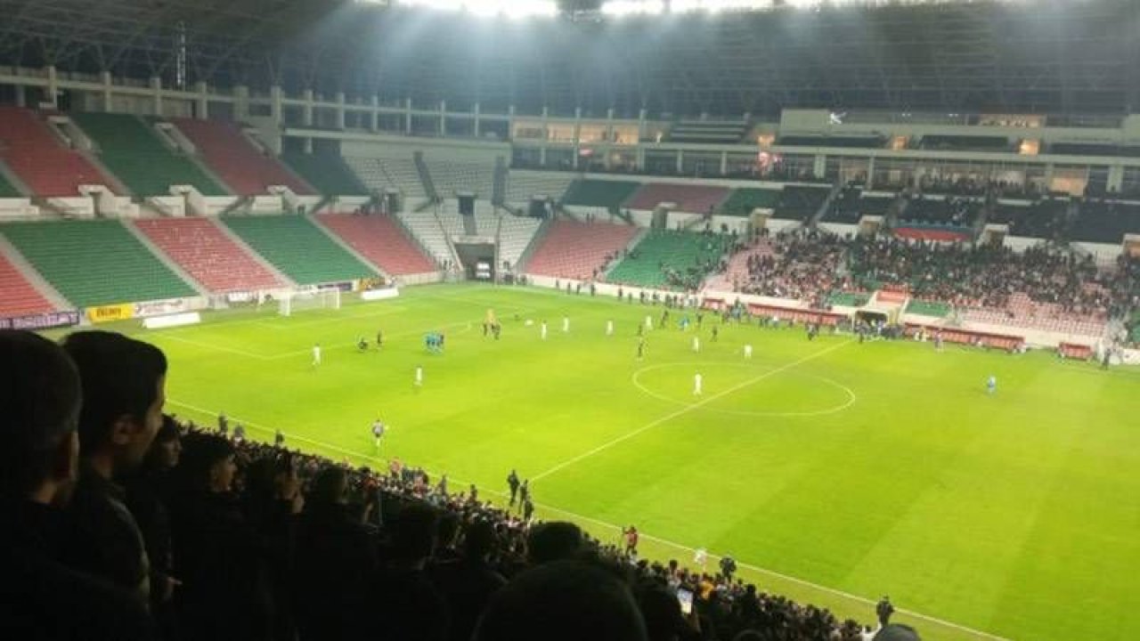 Amedspor – Menemenspor maçında flaş olay! İstiklal Marşı’nda ayağa kalkmayanlar gözaltına alındı