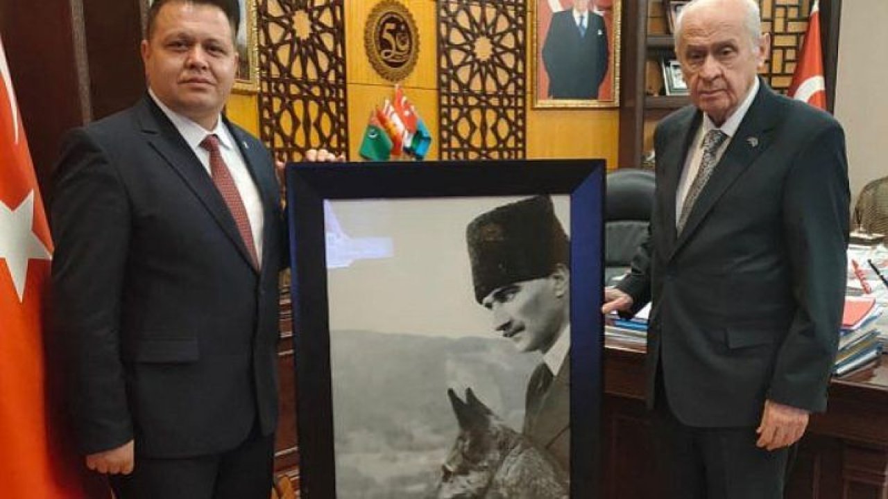 Cüneyt Tosuner’den MHP lideri Bahçeli’ye Atatürk montajlı Hitler posteri hediyesi