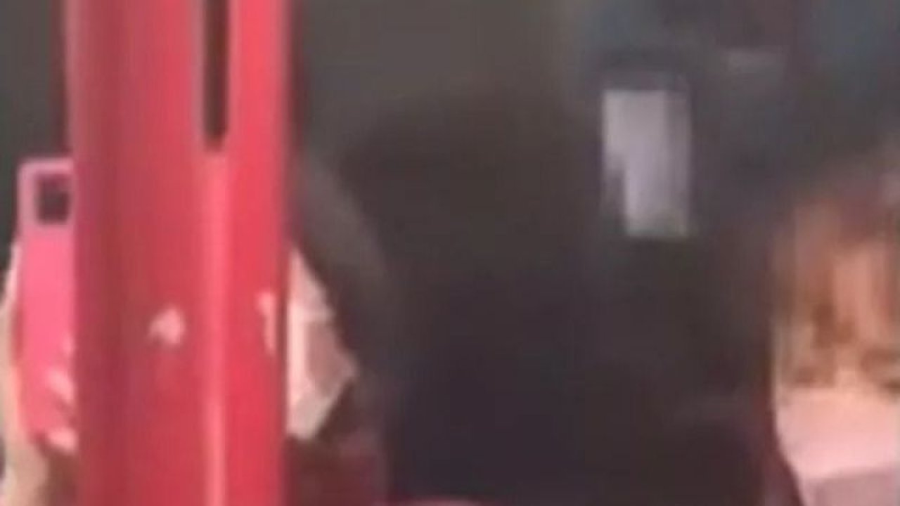 Metroda skandal! Bir kadın herkesin içinde cinsel içerikli video izledi!