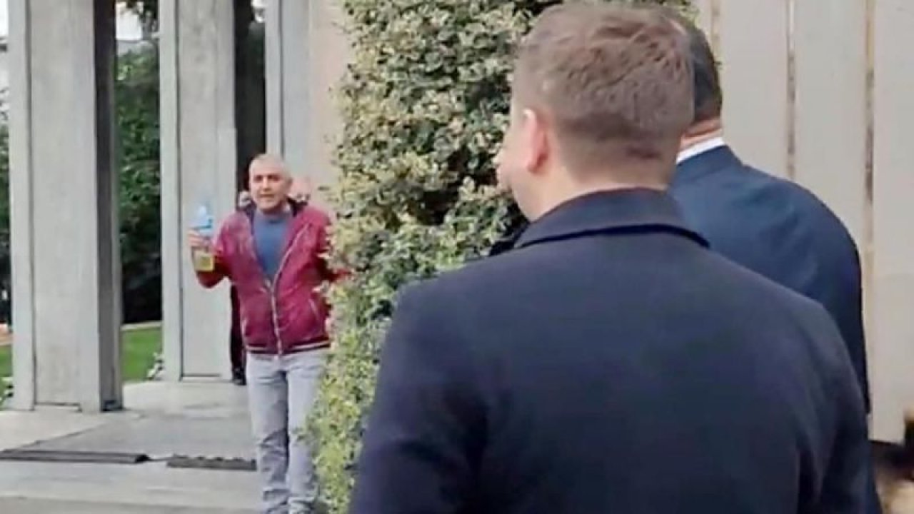İBB önünde hareketli dakikalar yaşandı! Seyyar satıcı İBB’nin önünde üzerine benzin dökerek kendisini…