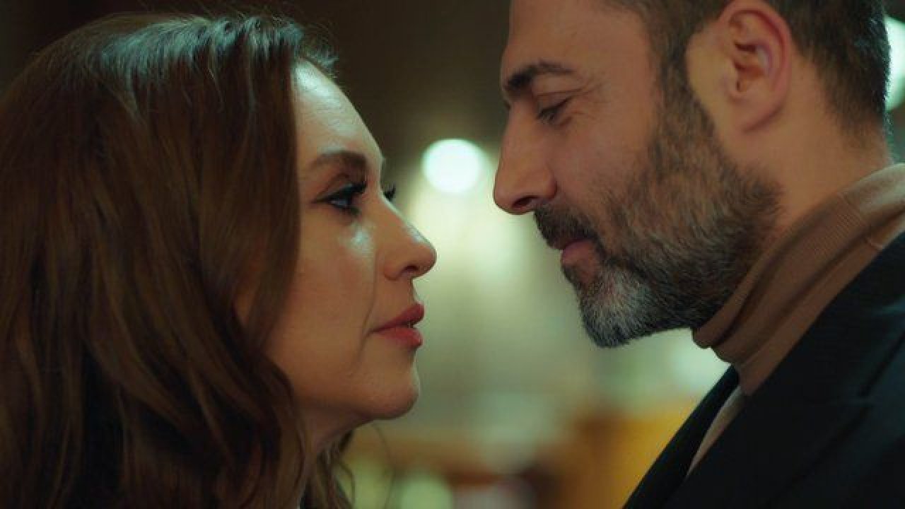 Kızılcık Şerbeti’nde Kıvılcım ve Ömer aşkı filizleniyor!  “Seni ilk gördüğümde….”
