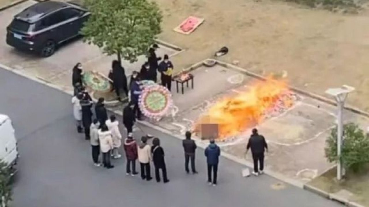 Çin’de durumlar vahim! Ceset koyacak yer bulamayınca sokaklarda ceset yakmaya başladılar!
