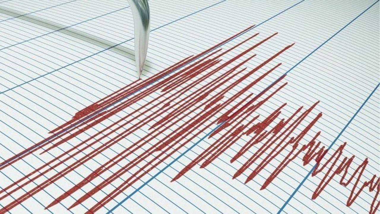 Ege 4 büyüklüğünde depremle sarsıldı!