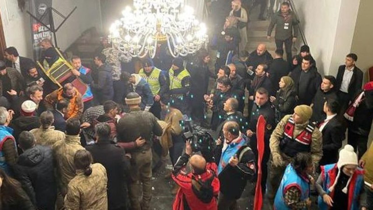 Sarıkamış’ta bir otelin tavanı çöktü! Onlarca kişi altında kaldı!