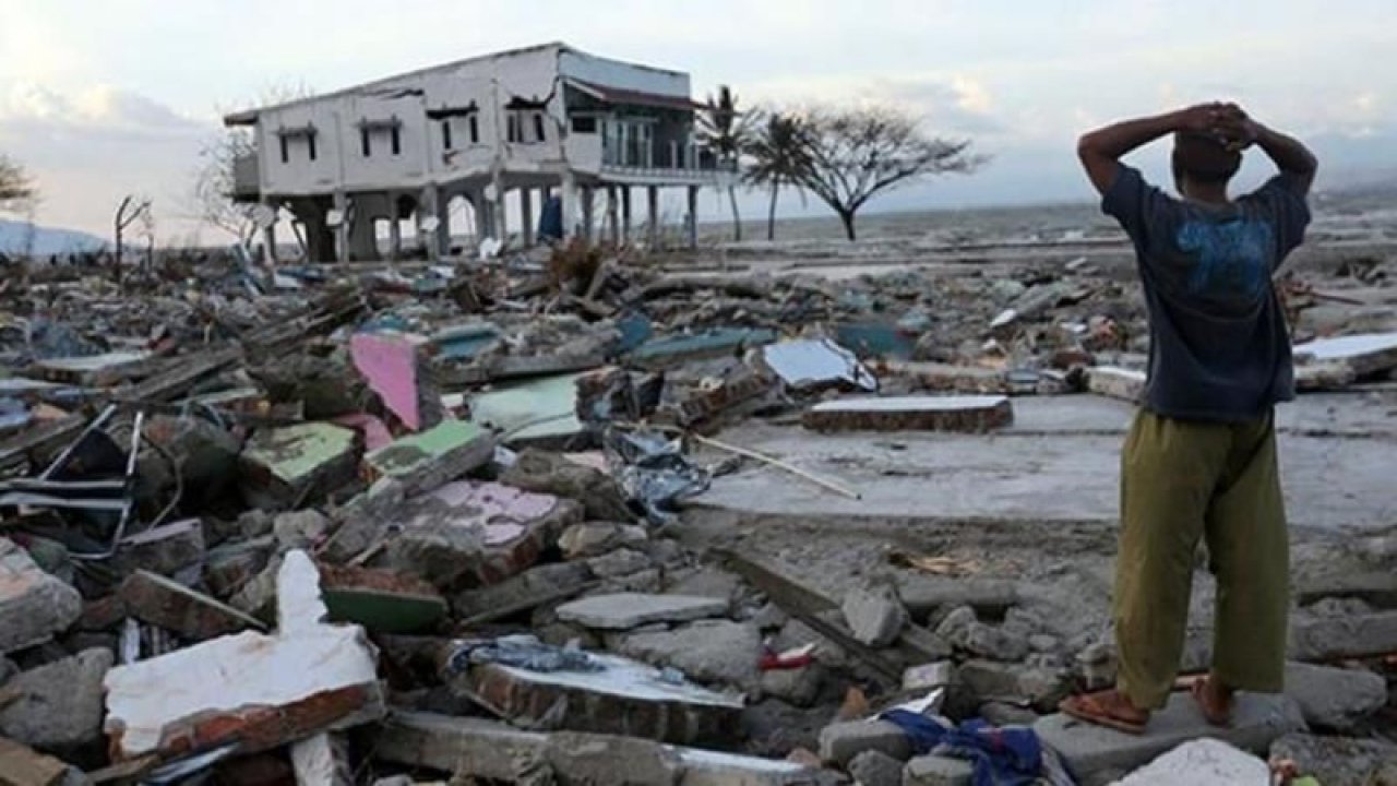 Endonezya’da 7.7 büyüklüğünde deprem! Tsunami alarmı yapıldı!