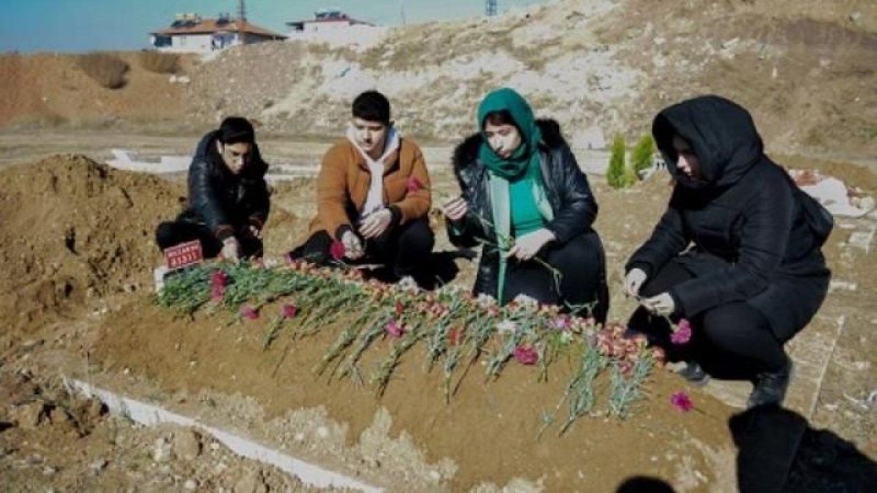 Annesinin kabul etmediği engelli 12 yaşındaki Zühal kimsesizler mezarlığına gömüldü! Elazığlılar Zühal’i mezarında kimsesiz bırakmadı!