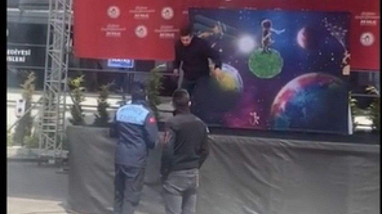 MALTEPE BELEDİYESİ’NİN 23 NİSAN ŞENLİĞİ’NDE, YÜZLERCE ÇOCUĞUN BULUNDUĞU ALANDA BIÇAK ÇEKEREK SAHNEYE ÇIKAN, ZABITA GÖREVLİLERİNE SALDIRAN KİŞİ TUTUKLANDI