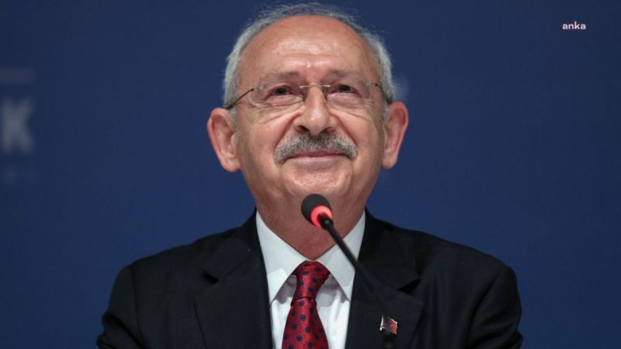 KILIÇDAROĞLU: “BİR SÖZ DAHA VEREYİM Mİ? BİZ BU ÜLKEYİ YÖNETİRKEN, ASLA TÜM KANALLARIN AYNI İÇERİKLE YAYIN YAPTIĞINI BİR DAHA GÖREMEYECEKSİNİZ. DEMOKRASİ VADEDİYORUZ DEMOKRASİ”