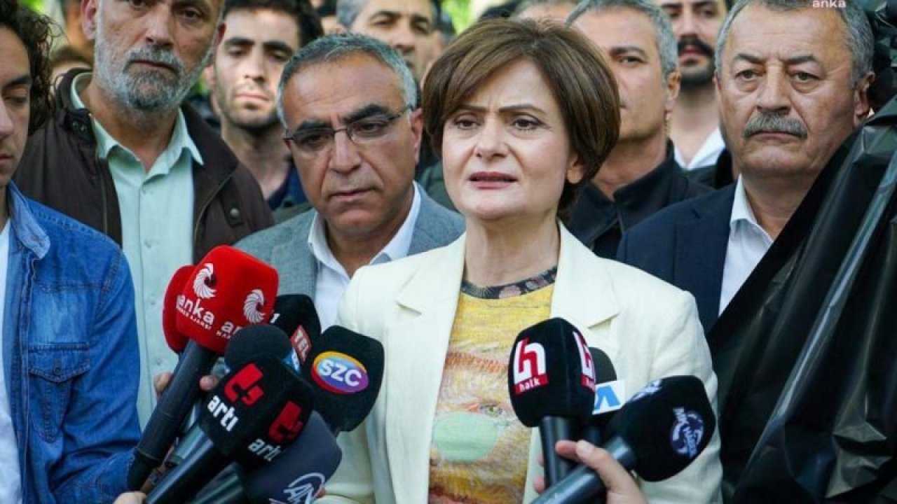 KAFTANCIOĞLU’NUN AKP BİNASI ÖNÜNE SİYAH ÇELENK BIRAKMASINA POLİS ENGEL OLDU: “KÖTÜLÜKTE ŞEYTANI BİLE ÇIRAK ÇIKARANLARLA ASLA HELALLEŞMEYECEĞİZ. HESAPLAŞACAĞIZ”