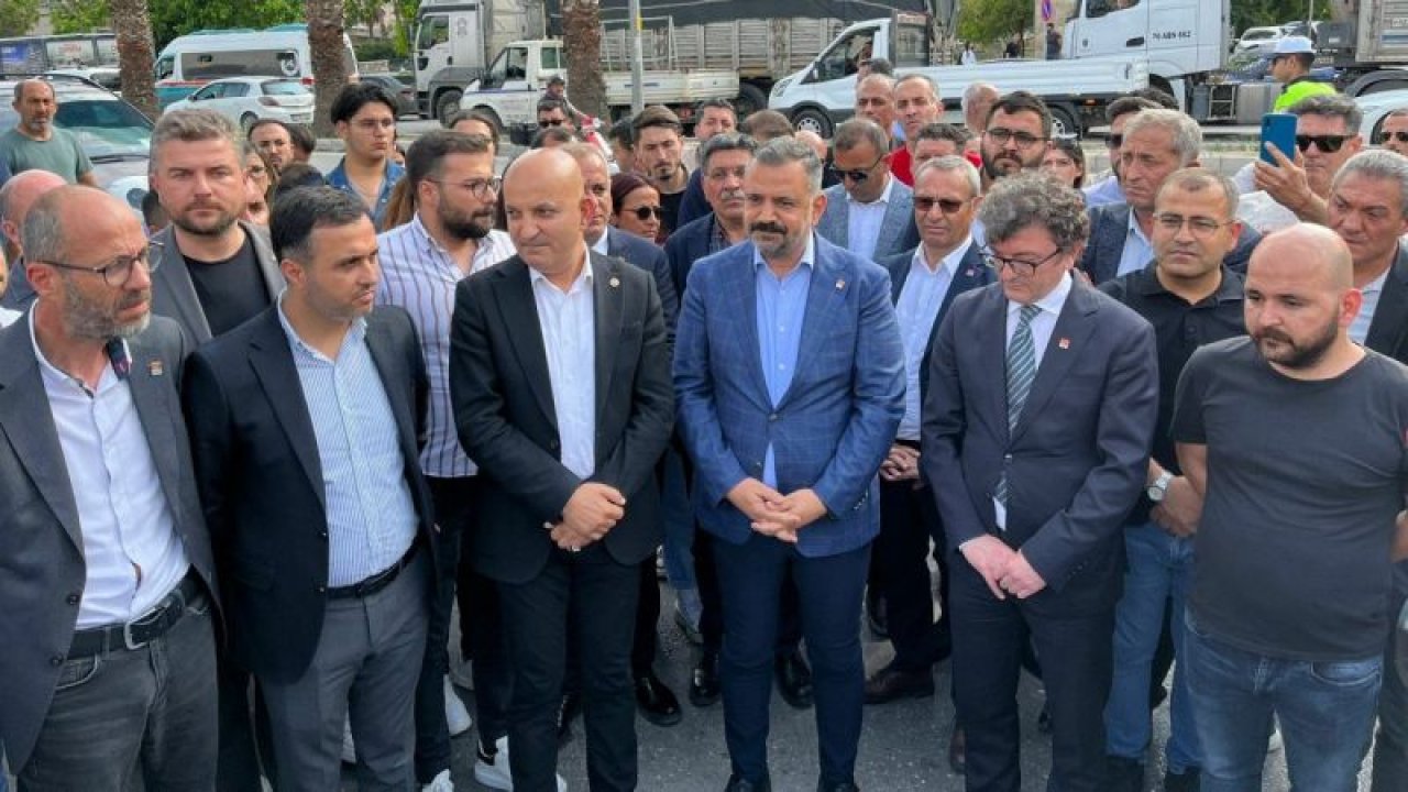CHP’NİN İZMİR’DE AKP BİNASINA SİYAH ÇELENK BIRAKMASINA POLİS İZİN VERMEDİ, ÇELENK BİNANIN BAHÇE DUVARINA BIRAKILDI. ASLANOĞLU: “TÜRKİYE’Yİ SİZİN RUTUBETLİ KARANLIĞINIZA BIRAKMAYACAĞIZ”