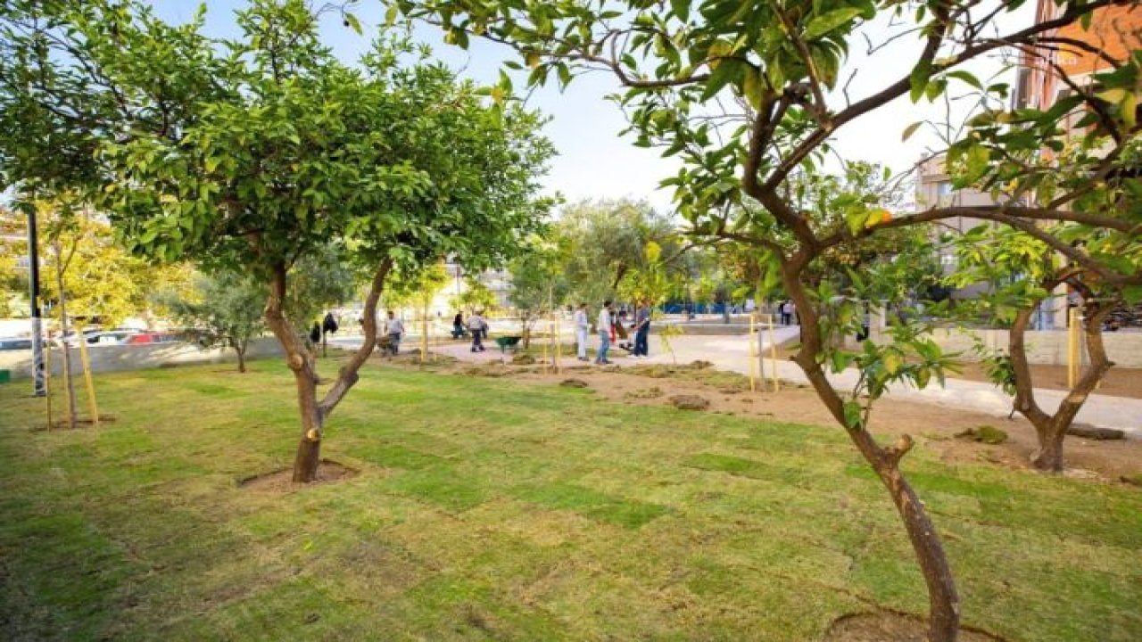 KARŞIYAKA’DA PARK SAYISI 393’E ULAŞTI… BAŞKAN TUGAY: “KENT YAŞAMINI DOĞAYLA BULUŞTURMAYI ÖNEMSİYORUZ”