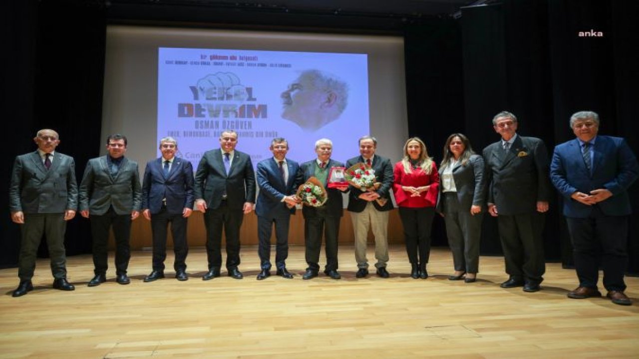 ÖZGÜR ÖZEL, “YEREL DEVRİM” BELGESELİNİN ANKARA GALASINDA ESKİ DİKİLİ BELEDİYE BAŞKANI OSMAN ÖZGÜVEN’E YAŞAM BOYU ONUR PLAKETİ TAKDİM ETTİ