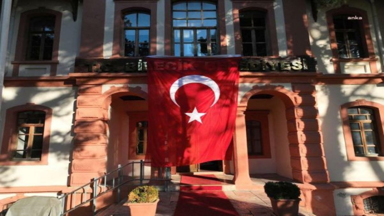 BİLECİK BELEDİYESİ’NE AİT BİNALARA TÜRK BAYRAKLARI ASILDI