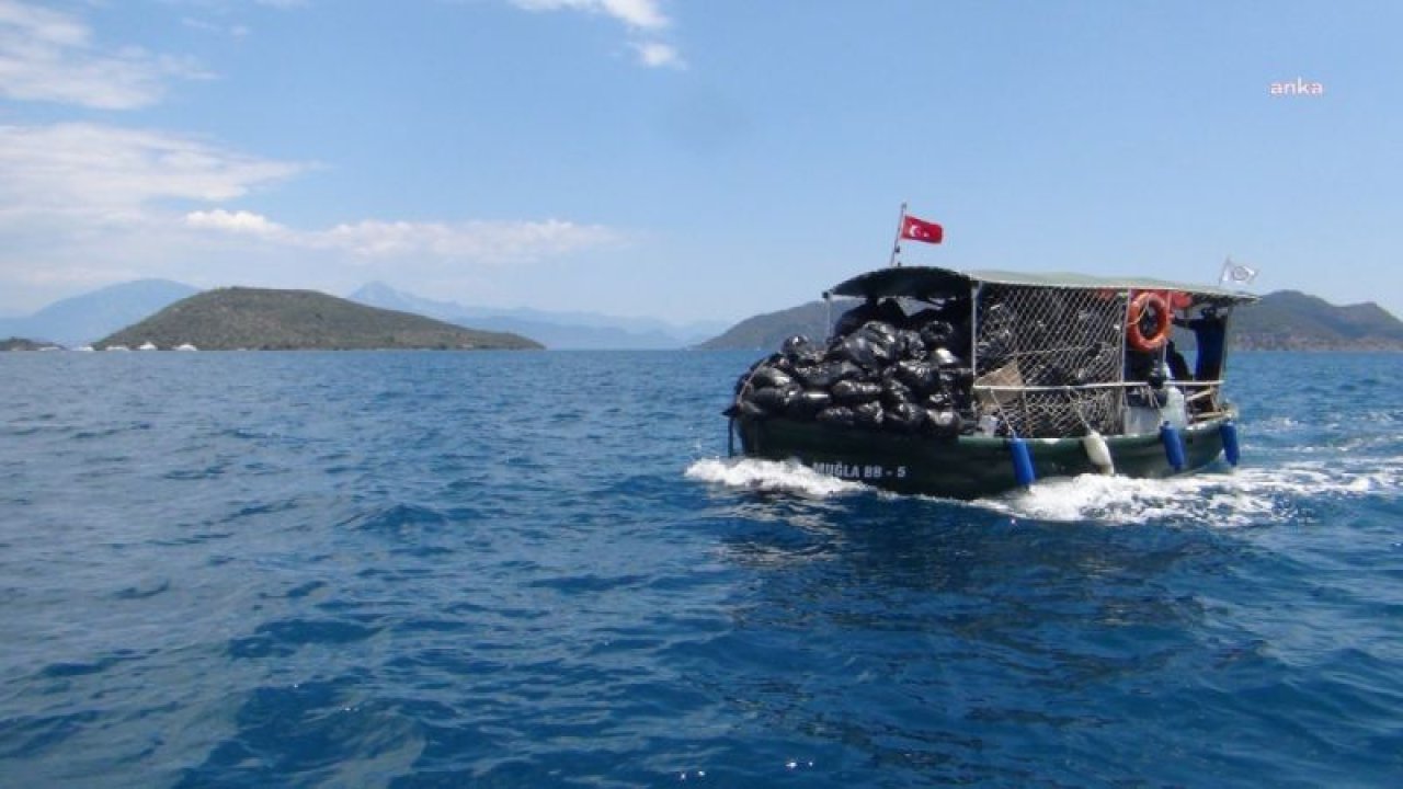 MUĞLA BÜYÜKŞEHİR, GÖKOVA KÖRFEZİ’NDE 40 TON ÇÖP TOPLADI
