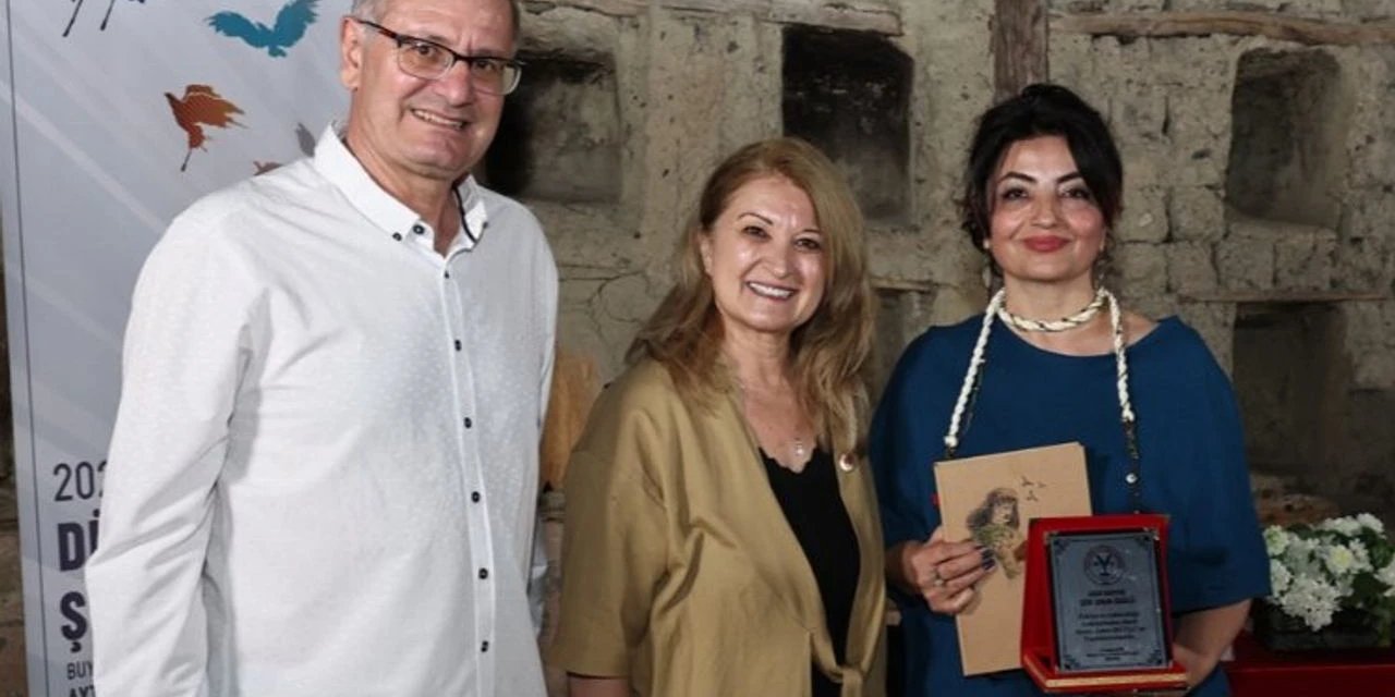 Dünya Şiir Günü Etkinliğinde Onur Ödülü Verildi