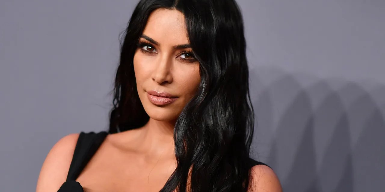 Kim Kardashian’ın Tek Başına Giyinememesi Gündem Oldu